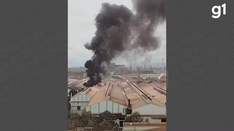 VÍDEO: Incêndio na Usiminas provoca fumaça preta e chama atenção de moradores em Ipatinga