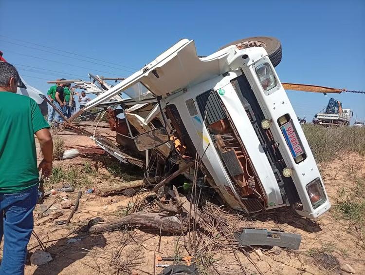 Caminhão boiadeiro tomba na PA-279, em Tucumã, e passageiro morre