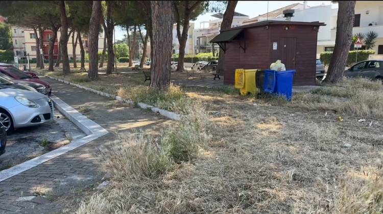 Brindisi, la piazzetta del ‘PalaMelfi’ sempre più tra degrado e vandalismo