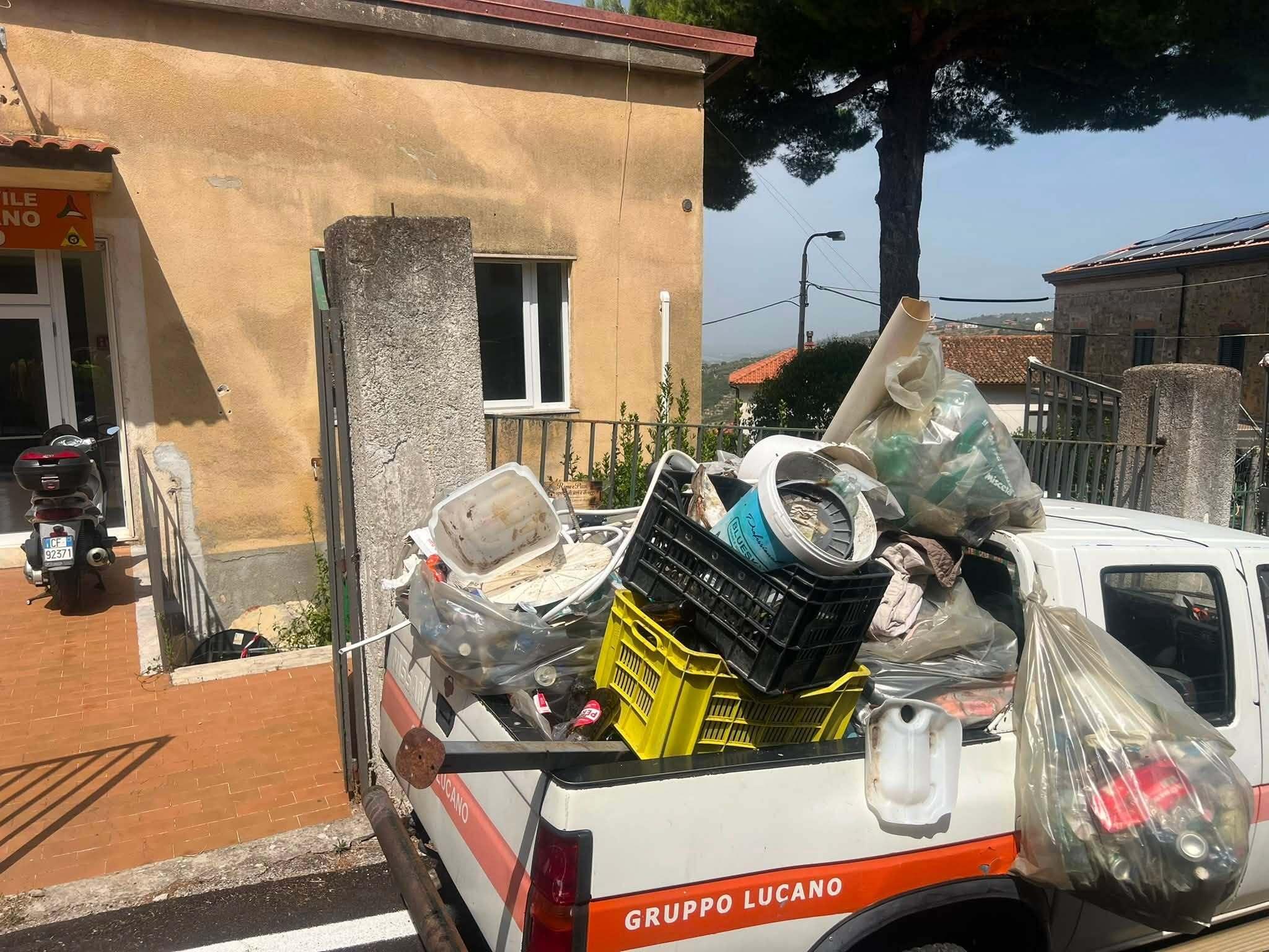Perdifumo, iniziativa della Protezione Civile: raccolti rifiuti lungo le strade comunali