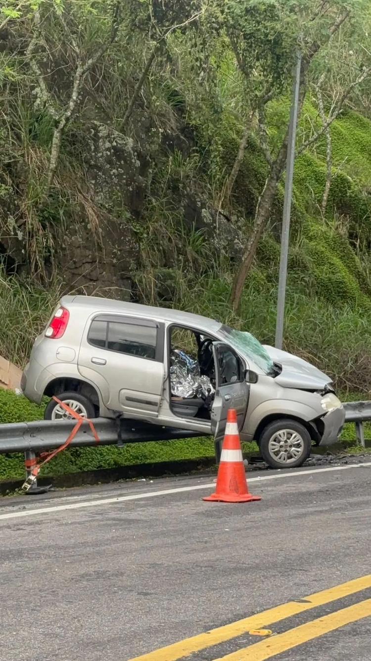 Homem morre e duas pessoas ficam feridas após acidente entre carros na Rio-Santos, em Angra dos Reis