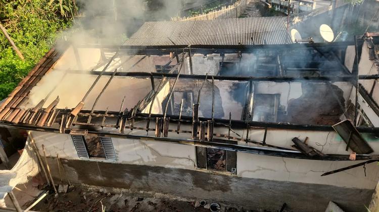 Idoso é agredido e tem casa incendiada pelo neto em MG