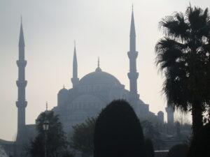 Demokratie schützen und dem Politischen Islam entgegentreten: In interviews markierte Bundeskanzler Christian Stocker die Grenzen der Religionsfreiheit (Symbol-Bild: Sultan Ahmed-Moschee, Instanbul) Foto: pixelio / Brüggemann