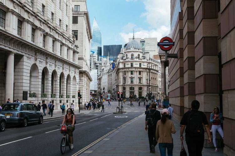 Il fuggi-fuggi dei milionari da Londra: perché i paperoni lasciano il Regno Unito