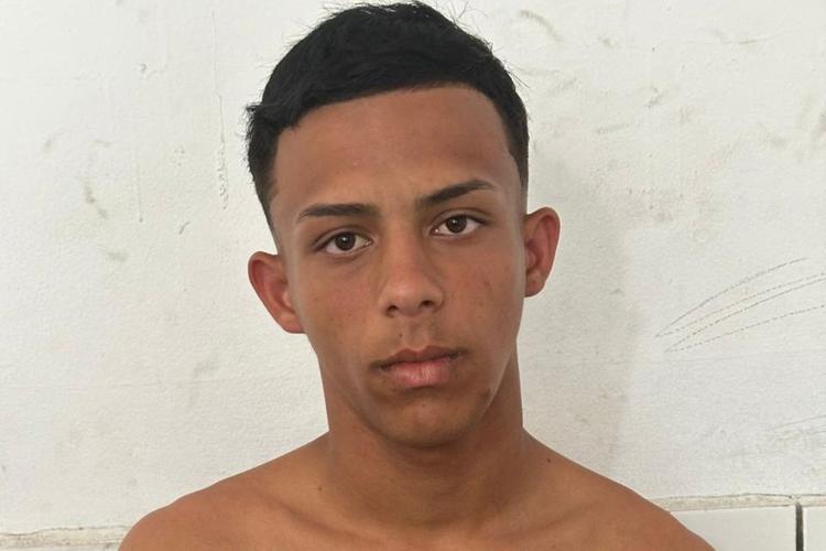 Jovem que chutou e jogou óleo de cozinha na mãe é solto pela Justiça