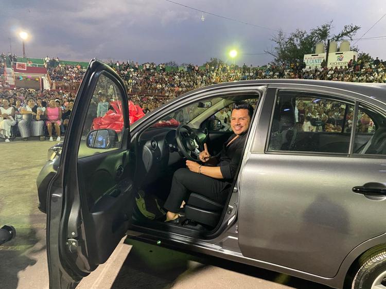 Rifan auto y motonetas en el festejo por Día de las Madres en Xochitepec
