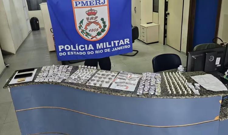 Jovem é presa com drogas em carro de aplicativo em Angra dos Reis