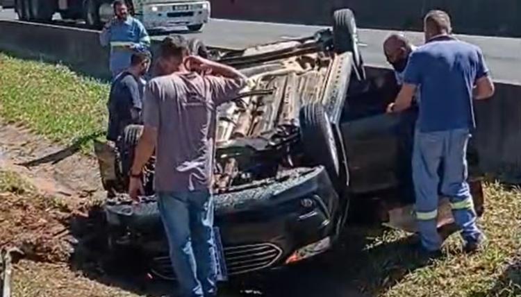 Carro capota na Rodovia Anhanguera e deixa motorista ferida em Campinas