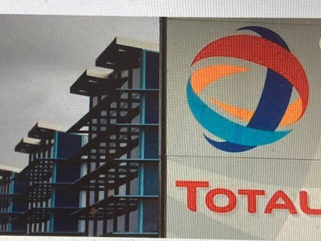 Total occupe un terrain à Douala (Cameroun) sans payer de loyer 