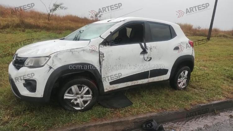 Carro capota durante chuva na SP-294 e uma pessoa fica ferida em Marília