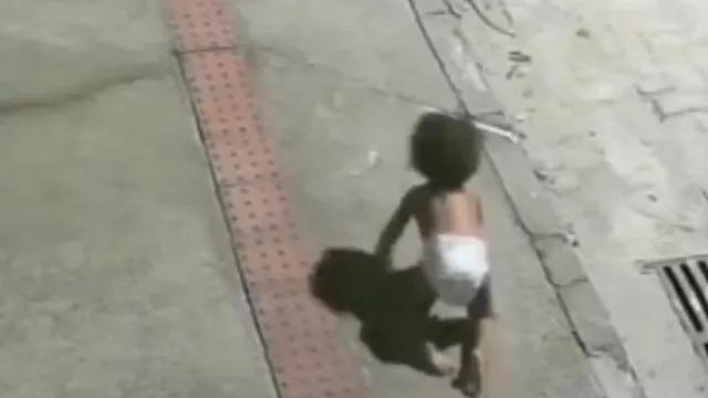 Bebê engatinhando sozinha na rua é salva por motoqueiro no ES