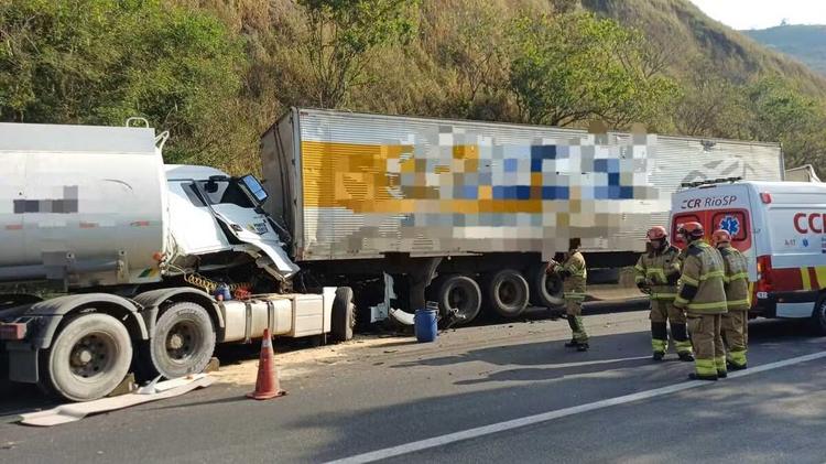Acidente entre carretas deixa motorista ferido na Via Dutra, em Barra Mansa