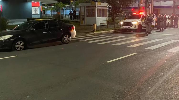 Polícia atira em pneu de carro para parar dupla que fugiu de blitz em Porto Alegre