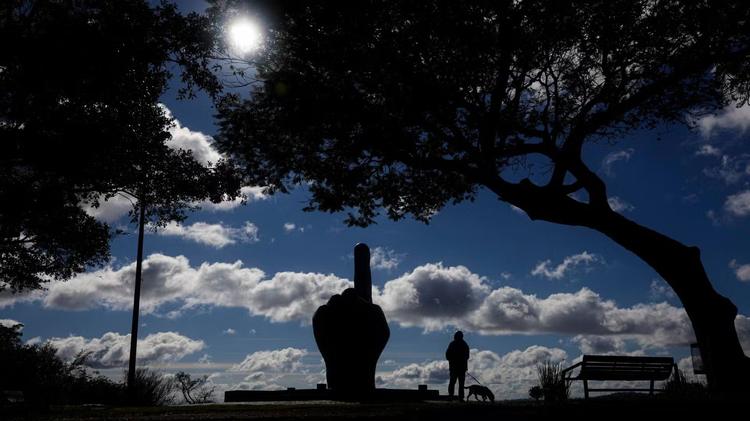 O que significa monumento de 4,5 metros com dedo apontado para o céu instalado às margens do Guaíba