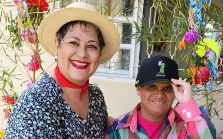 'Sabia que era especial': a história da mãe solo que há 23 anos adotou bebê com síndrome alcoólica fetal e microcefalia