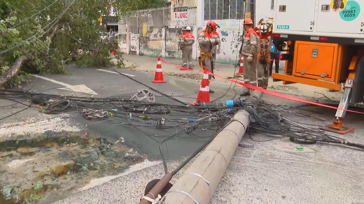 Mais de 450 mil imóveis seguem sem energia após vendaval no Rio