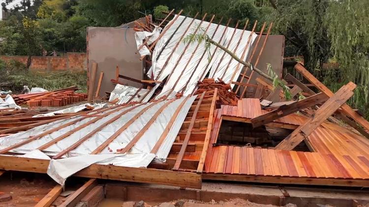 Destelhamentos, turbina eólica destruída, aulas canceladas e rodoviária sem teto: como foi o vendaval na fronteira com Uruguai