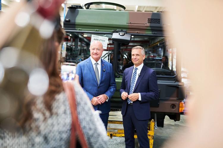 Bundeskanzler Christian Stocker und Wirtschaftsminister Wolfgang Hattmannsdorfer bei Rheinmetall MAN in Wien. Foto: BMWET