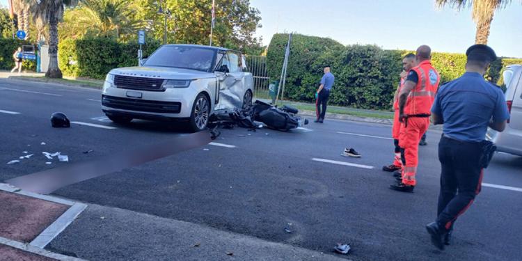 Scontro scooter-suv in Versilia, morto un 17enne: in fuga gli occupanti dell'auto