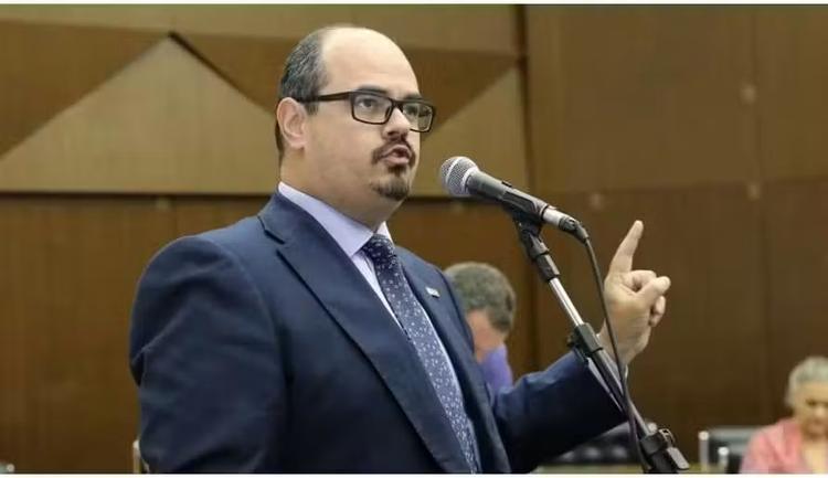 Mateus Simões é alvo de adversários no primeiro debate em Minas Gerais