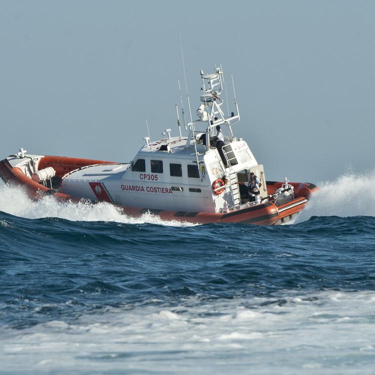 Caos a Marina di Ragusa, pacchi con migliaia di euro arrivano dal mare