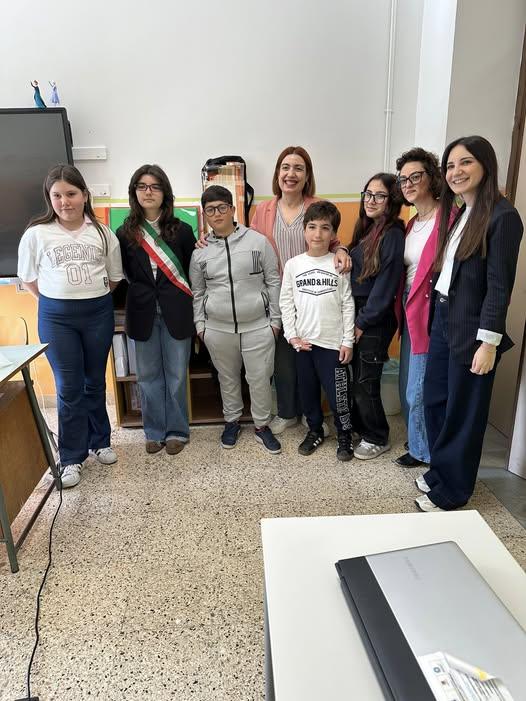 🇮🇹L’Amministrazione Comunale ha svolto oggi la cerimonia di consegna degli articoli destinati alle scuole di Castrorea...