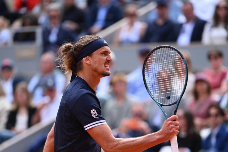 Alexander Zverev tient son rang face à Jakub Mensik et se qualifie pour sa deuxième finale à Roland-Garros