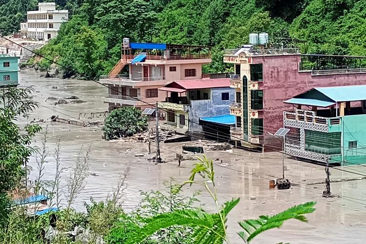 Inundação repentina deixa mortos e destruição em vilas na fronteira do Nepal com o Tibete; VÍDEO