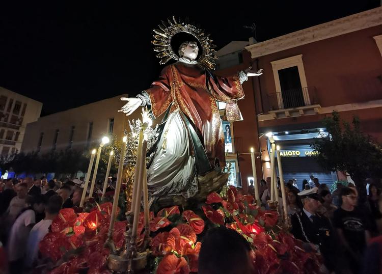 Oggi la processione di Santo Stefano: il patrono attraversa le strade della città
