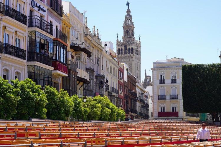 Facua Sevilla pide explicaciones a Viajes El Corte Inglés por su oferta de sillas para la Semana Santa en carrera oficial