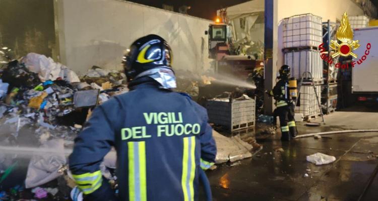 Fasano, incendio di rifiuti in un’azienda: intervento dei Vigili del Fuoco