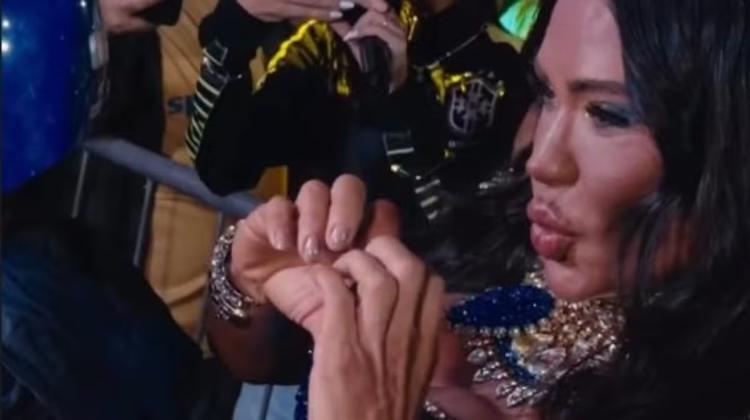 Gracyanne é coroada 'Rainha do Alzirão' em noite de Brasil x Haiti
