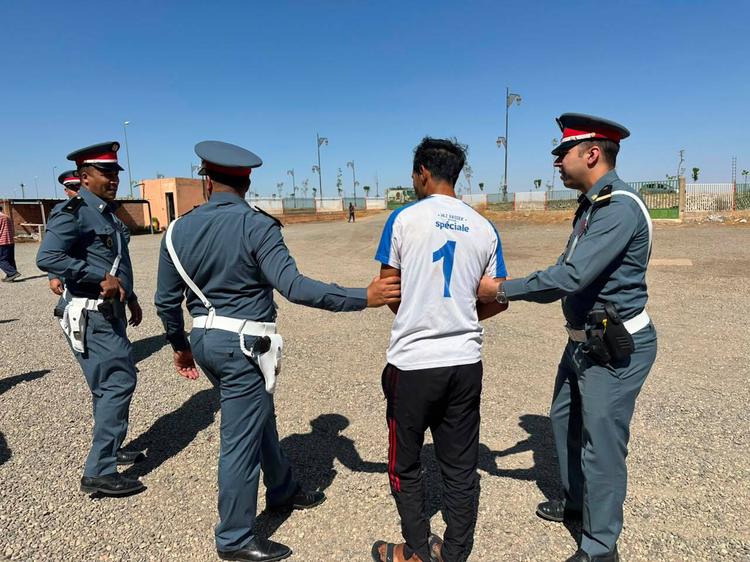 بالصور.. توقيف ثلاثة أشخاص بتامنصورت بعد سرقة كمية كبيرة من العجلات المطاطية الجديدة الخاصة بالشاحنات