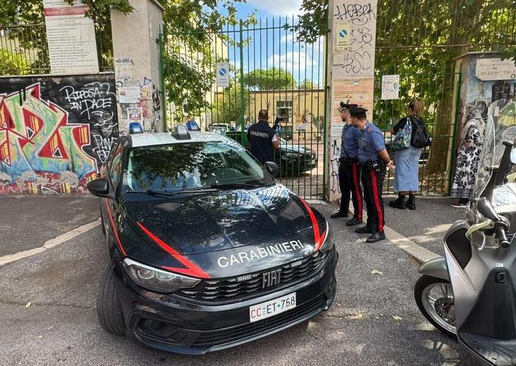 La prof accoltellata a Roma, caccia a chi ha postato il video online. I genitori del 13enne chiedono scusa