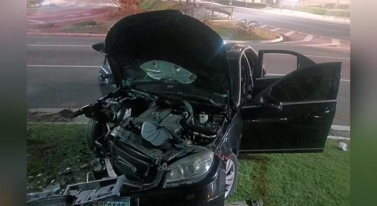 Motorista bêbado bate carro contra árvore e mata passageira em avenida de Jundiaí