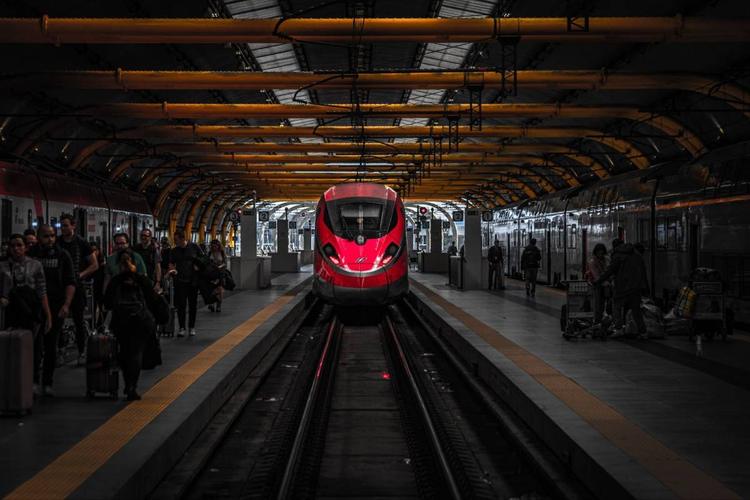 Uomo sui binari dell’Alta Velocità: paralizzata la Milano-Bologna, ritardi fino a 120 minuti