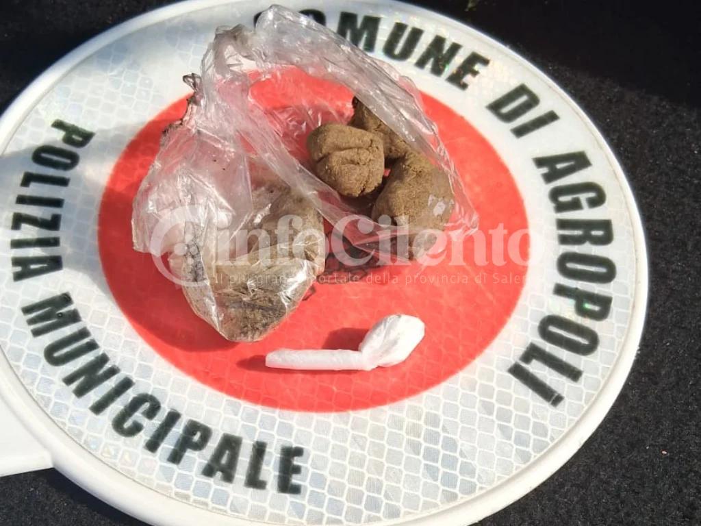 Posto di blocco sulla Cilentana: la polizia municipale sequestra hashish e cocaina ad Agropoli Nord