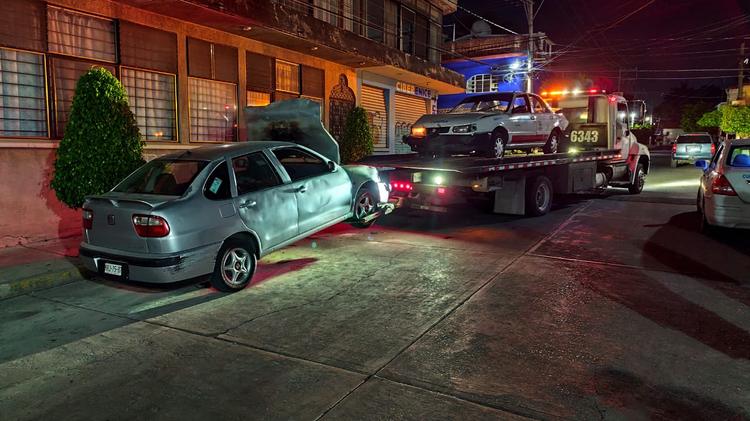 Menores alcoholizados provocan aparatoso choque contra taxi en Cuautla