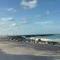 Mar avança na praia do Icaraí: obras em Fortaleza interrompem deriva litorânea e 'roubam' areia das praias de Caucaia (Fotos: Anna Letícia/Helaine Souza