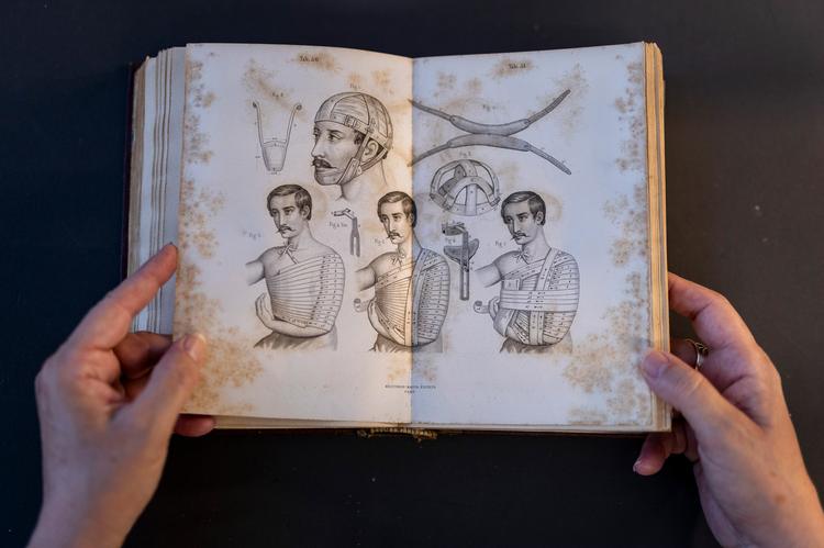 Detalle del libro 'Manual inconográfico de vendajes, apósitos y aparatos', publicado en 1864 y guardado en el fondo de la biblioteca de la Facultad de Medicina de la Universidad de Barcelona (UB).