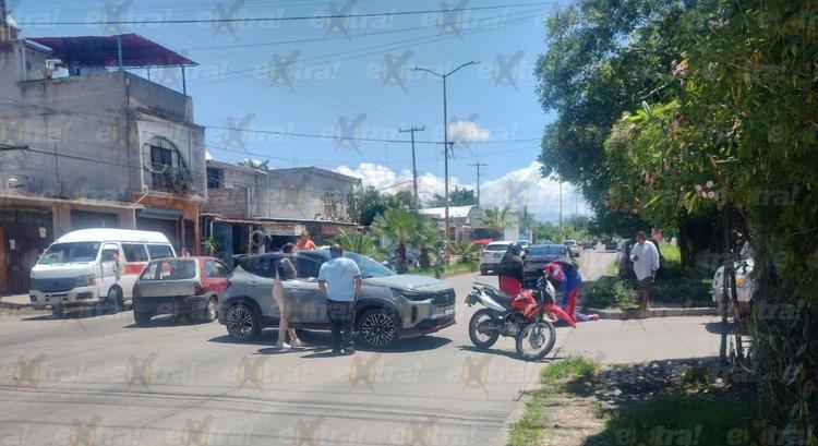 Fuerte choque en Cuautla hoy: Estudiante resulta lesionada tras impactar motocicleta contra camioneta
