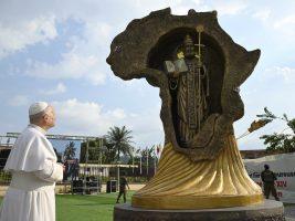 Papa in Africa: la fede che resiste nelle case. Oggi incontro con le famiglie