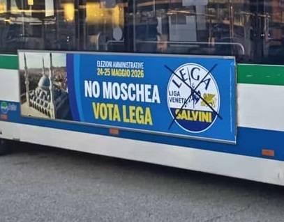 "No Moschea, vota Lega". Il cartellone elettorale rimosso dopo le proteste della candidata bengalese del Pd