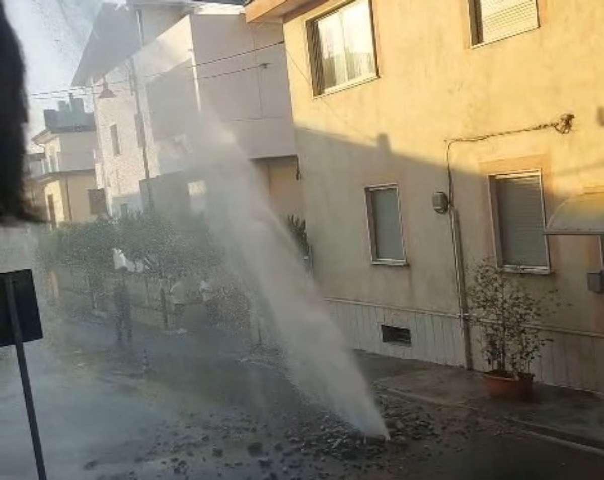 Agropoli, guasto alla rete idrica in via Matilde Serao: strada chiusa e quartiere senz’acqua