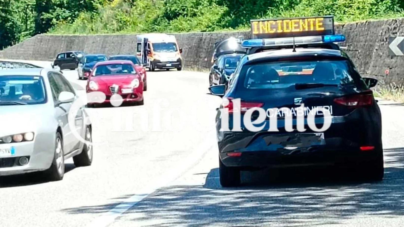 Incidente sulla Bussentina a Caselle in Pittari: scontro tra due auto, traffico in tilt