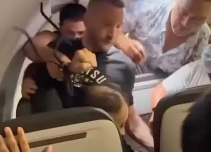 VÍDEO: Passageiros amarram homem que tentou abrir porta de avião durante voo para os EUA