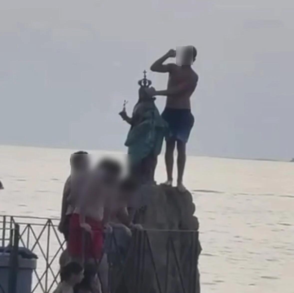 Castellabate, giovane turista si tuffa dalla statua della Madonna di Santa Maria a Mare: indignazione e denuncia social