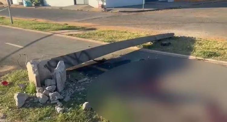 Motociclista morre após bater em poste e estrutura cair sobre ele em MT