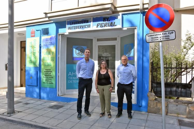 Alcalde y concejal de Empresa conocen las instalaciones de Lavandería El Ferial, en avenida de Ronda
