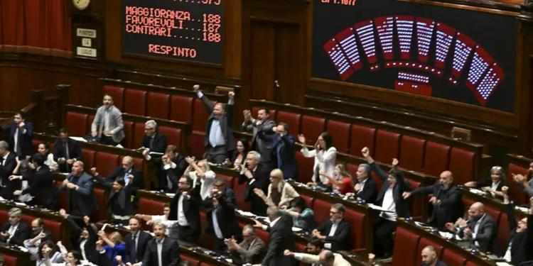 Legge elettorale: i franchi tiratori affossano le preferenze. Meloni sconfitta, "vince la palude"